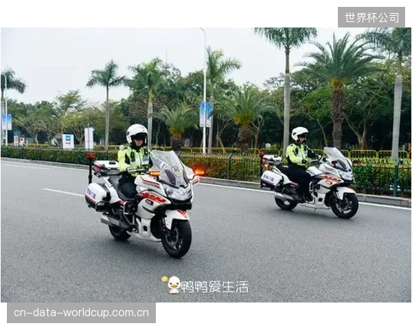 厦门马拉松赛道沿线5G-A微基站的铺设,确保了跟拍摩托车高速移动中4K信号的无损回传 厦门马拉松赛道沿线5G-A微基站的铺设,确保了跟拍摩托车高速移动中4K信号的无损回传